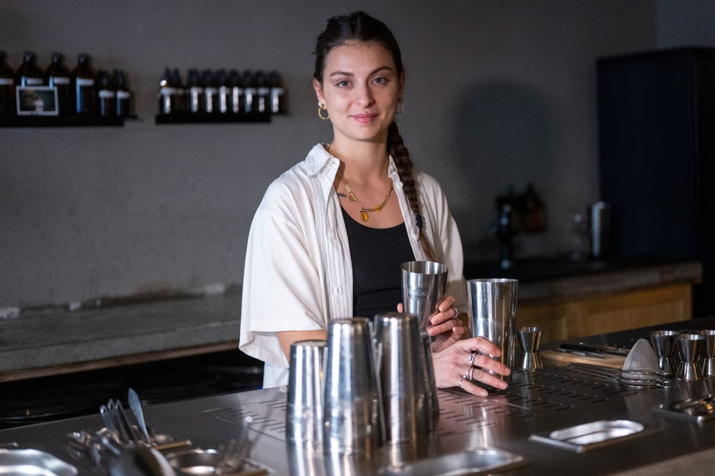 Rose-Manon Baux steht in der Neuköllner Bar «Wax On» hinter dem Tresen.