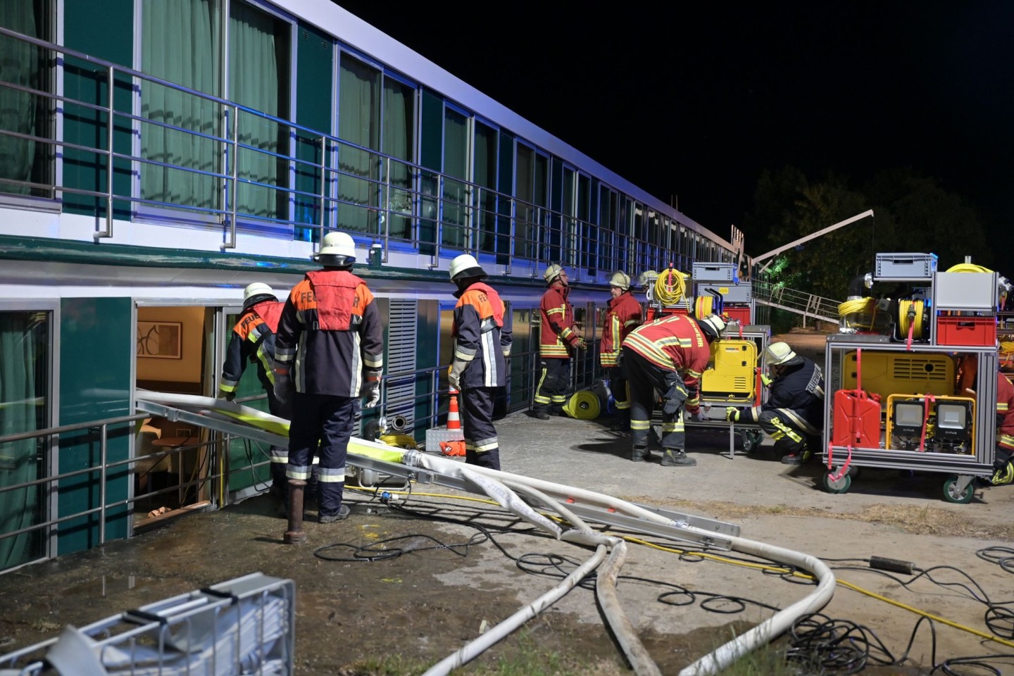 Die Feuerwehr beim havarierten Passagierschiff auf dem Main, Passagiere und Crewmitglieder wurden evakuiert.