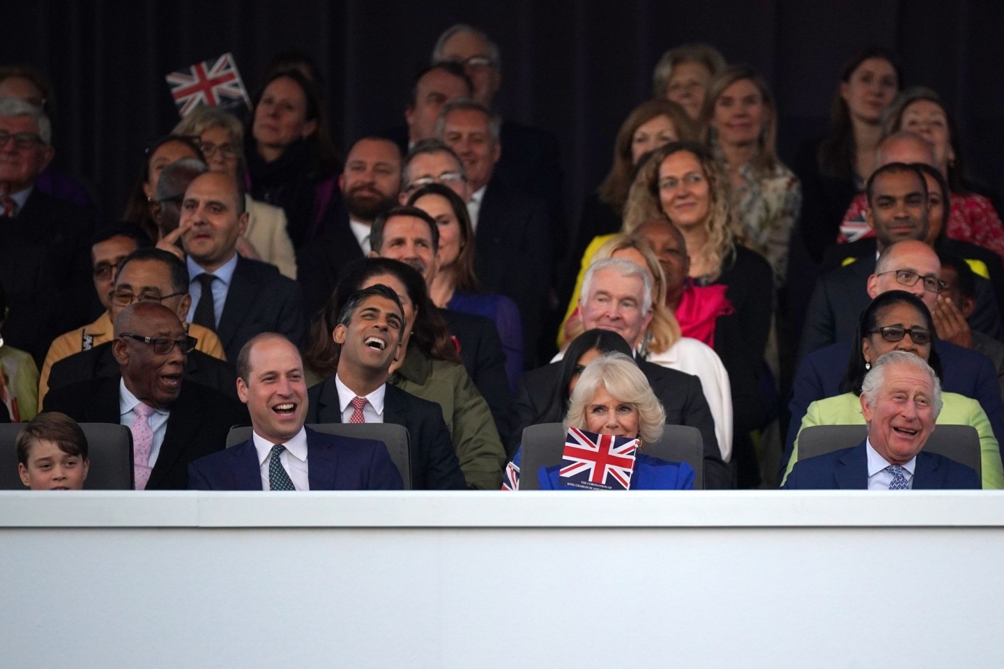 Prinz George (vorne l-r), William, Prinz von Wales, Königin Camilla und König Charles III. sowie Rishi Sunak (2. Reihe M), Premierminister von Großbritannien, sitzen in der Königsloge un...