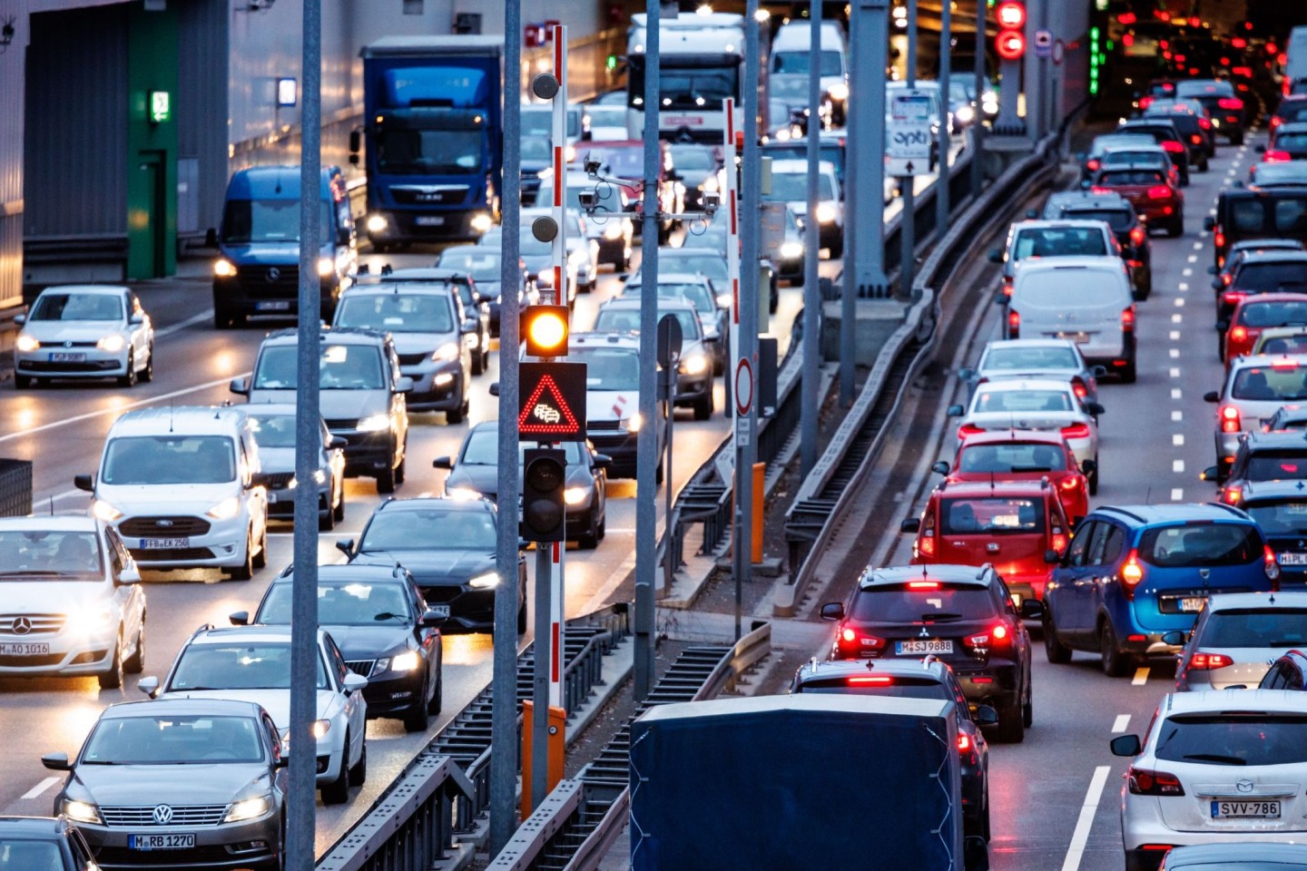 Dichter Verkehr am Morgen im Tunnel Heckenstallerstraße auf dem Mittleren Ring B2R in München.