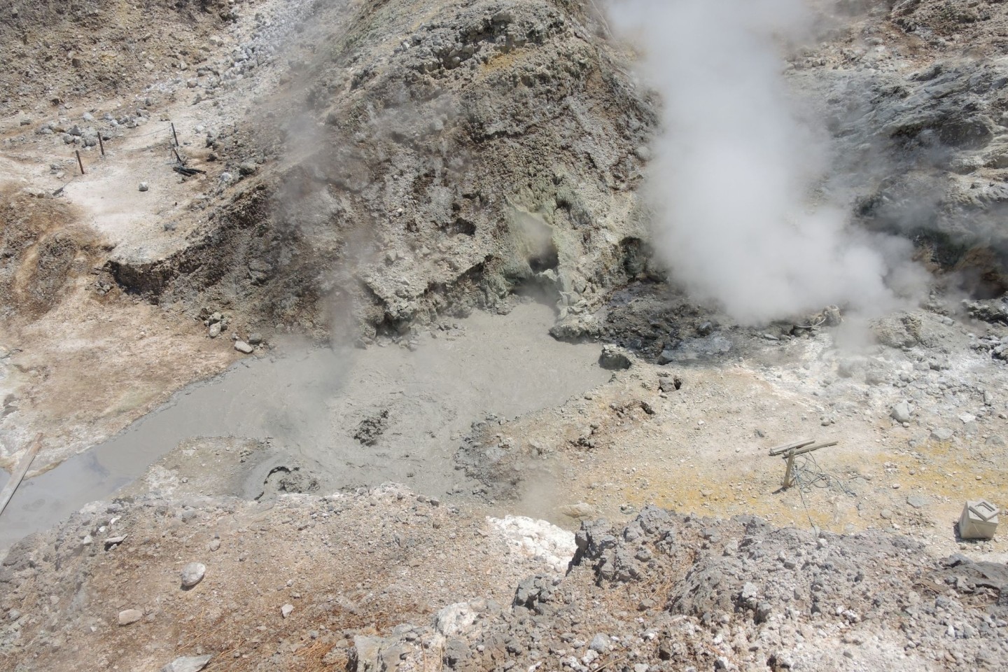 Vulkane, die nach langer Ruhe wieder erwachen, müssen eine dicke Kruste aufbrechen - genau das passiert zurzeit unter den Phlegräischen Feldern.