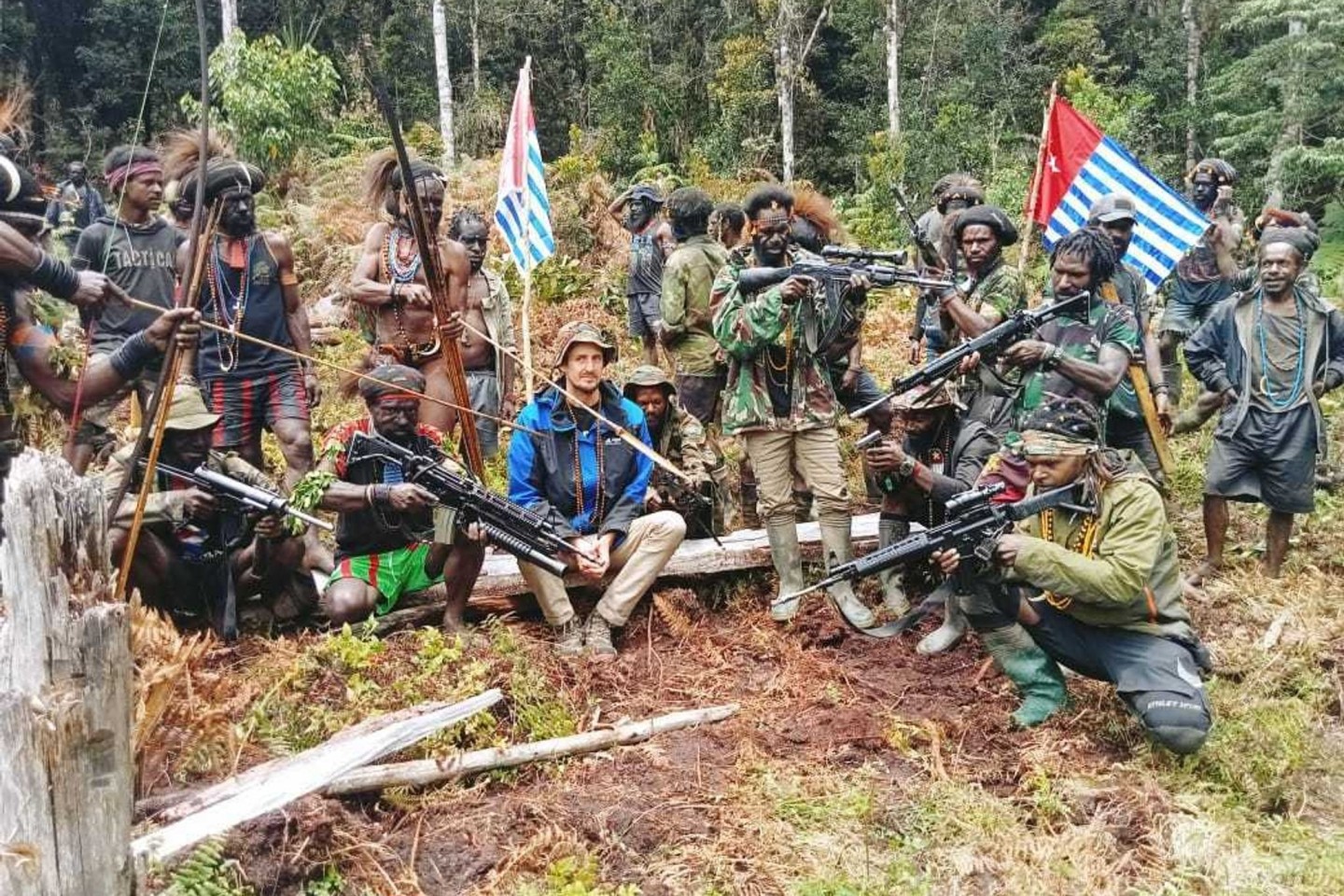 Die von der West Papua National Liberation Army zur Verfügung gestellte Aufnahme zeigt den neuseeländischen Piloten Philip Mehrtens neben bewaffneten Kämpfern.