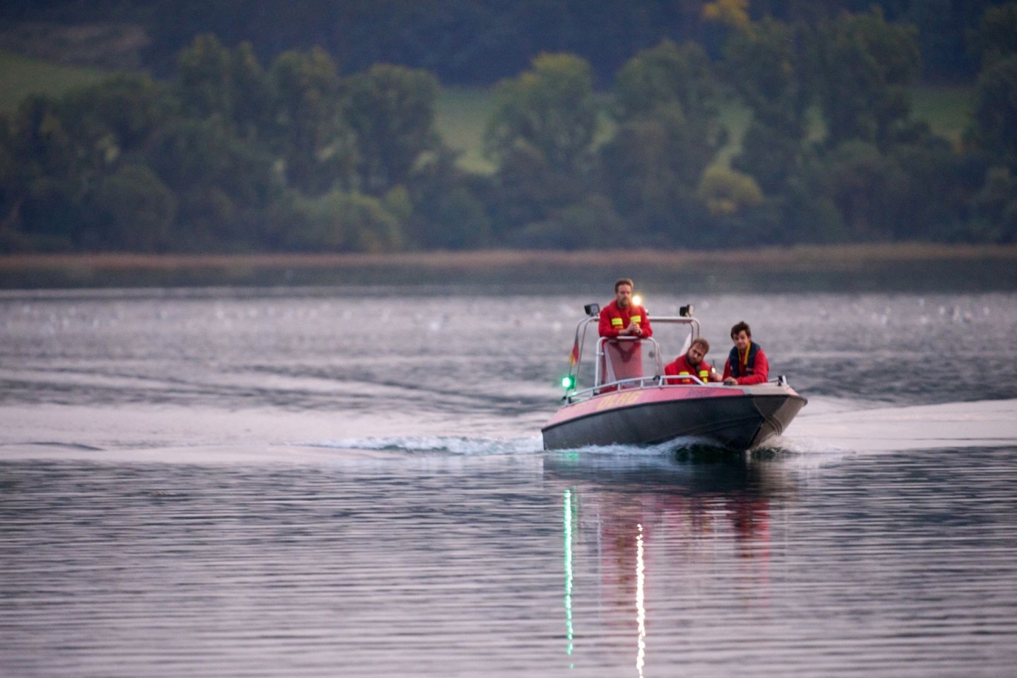 Rettungskräfte bei der Suche nach dem abgestürzten Hubschrauber auf dem Laacher See.