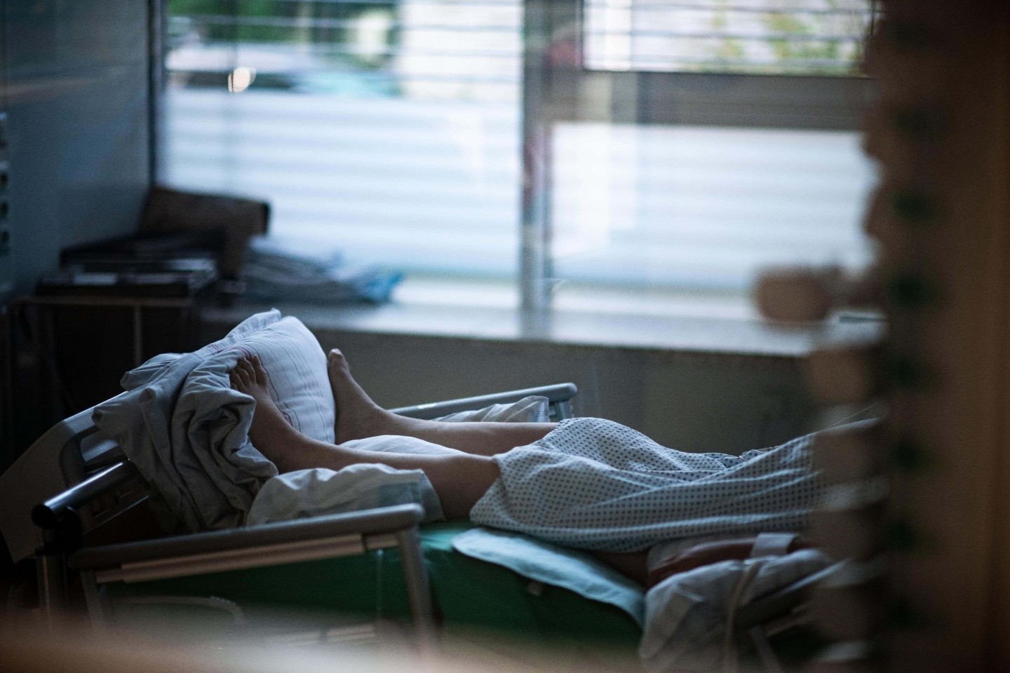 Ein Patient liegt in einem Zimmer auf einer Corona-Intensivstation.