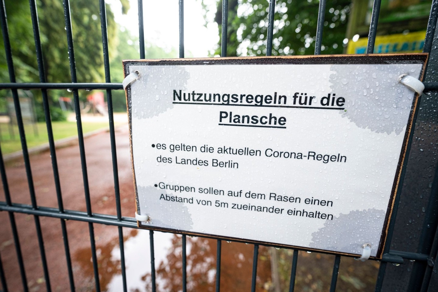 Auf dem Wasserspielplatz «Plansche» hat eine Frau mit freiem Oberkörper für Aufsehen gesorgt.