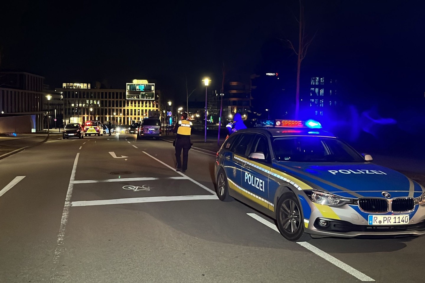 Ein Raser wollte sich einer Polizeikontrolle entziehen - ein Beamter schoss deshalb «mehrmals gezielt» auf die Reifen des Autos, teilte ein Polizei-Sprecher mit.