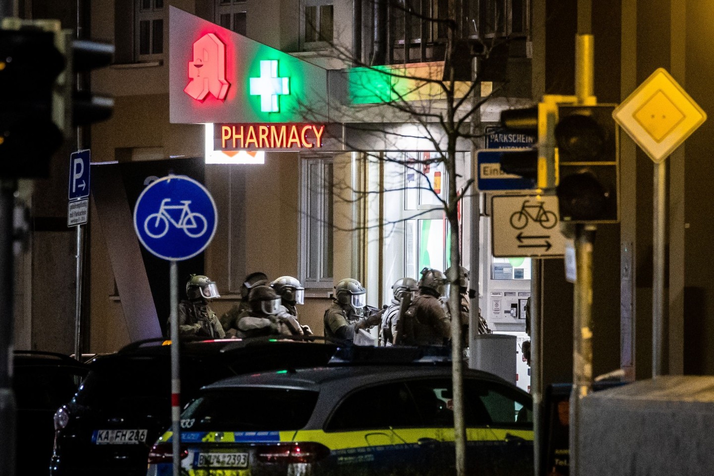 Spezialeinsatzkräfte der Polizei stürmen die Apotheke.