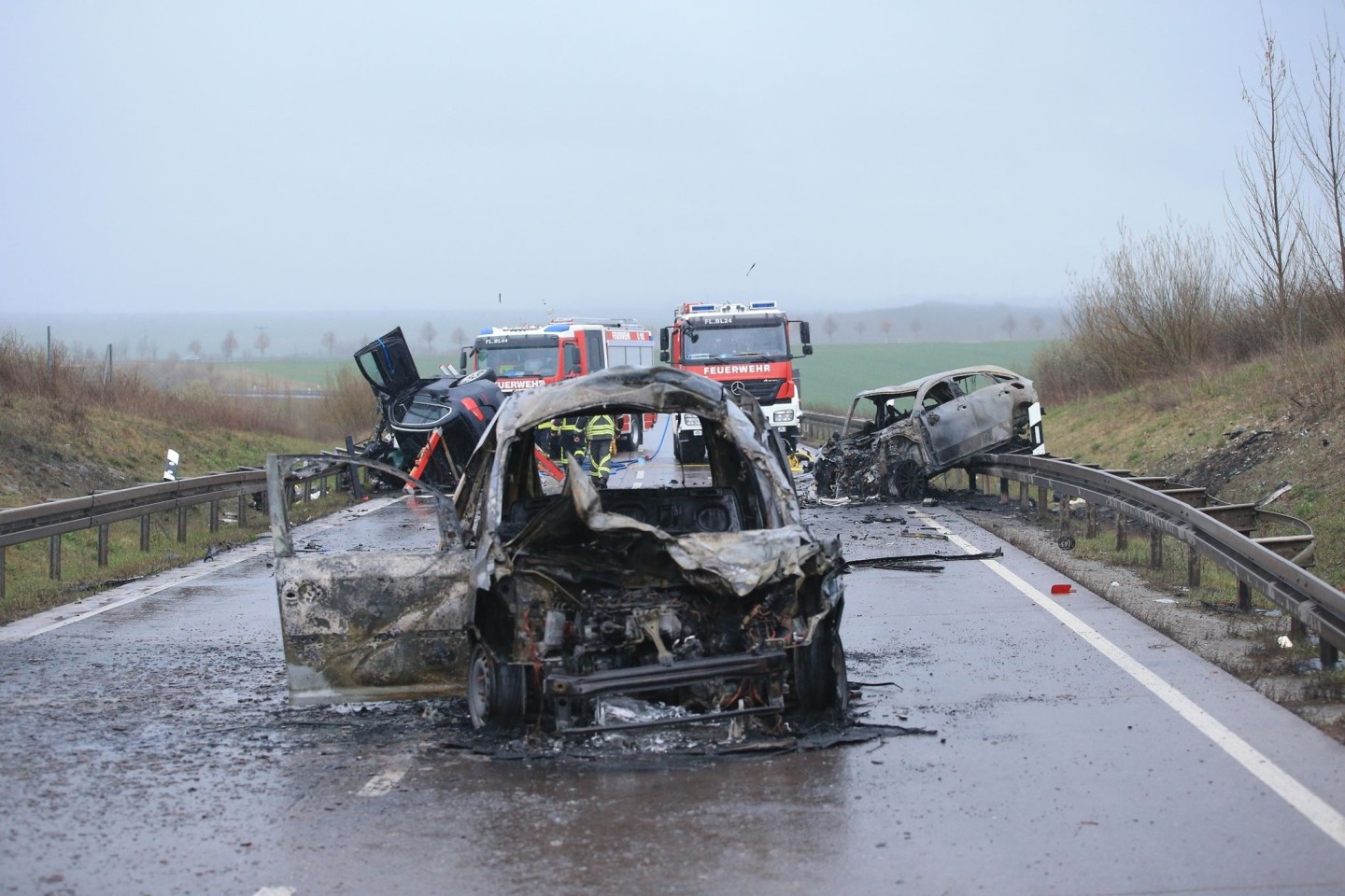 Die Unfallstelle auf der B247. Drei Fahrzeuge waren beteiligt.