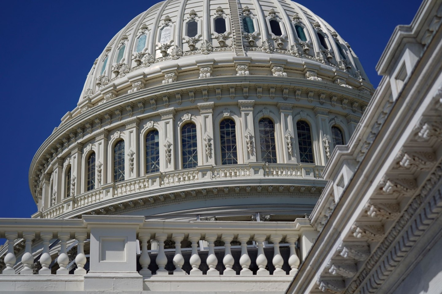 Die Sonne scheint auf die Kuppel des US-Kapitols in Washington.