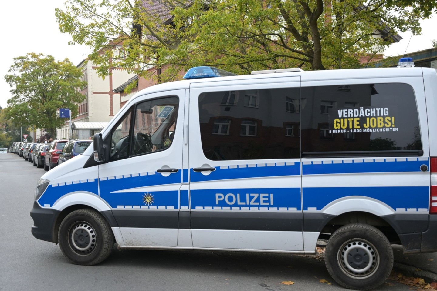 Ein Polizeiauto verlässt das Grundstück der Ballermann-Sängerin Melanie Müller. Die Polizei hatte das Wohnhaus von Müller durchsucht.