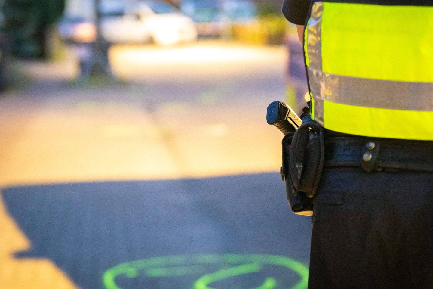 Die Polizei in Duisburg ermittelt nach tödlichen Polizeischüssen auf einen 26-Jährigen in Moers. Der Mann soll Polizisten mit Messern in den Händen angegriffen haben.