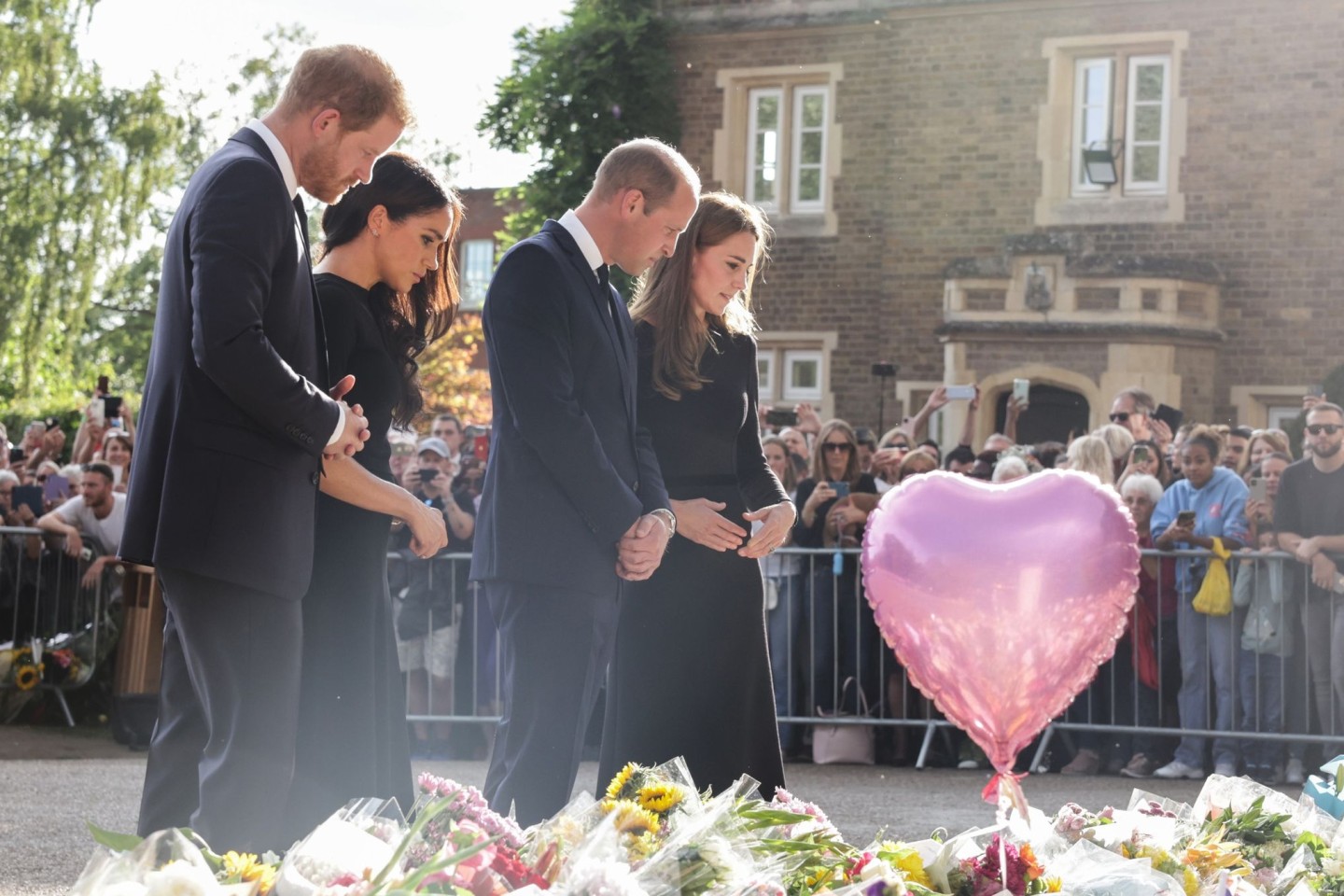 Harry (l-r), Meghan, William und Kate auf Schloss Windsor.