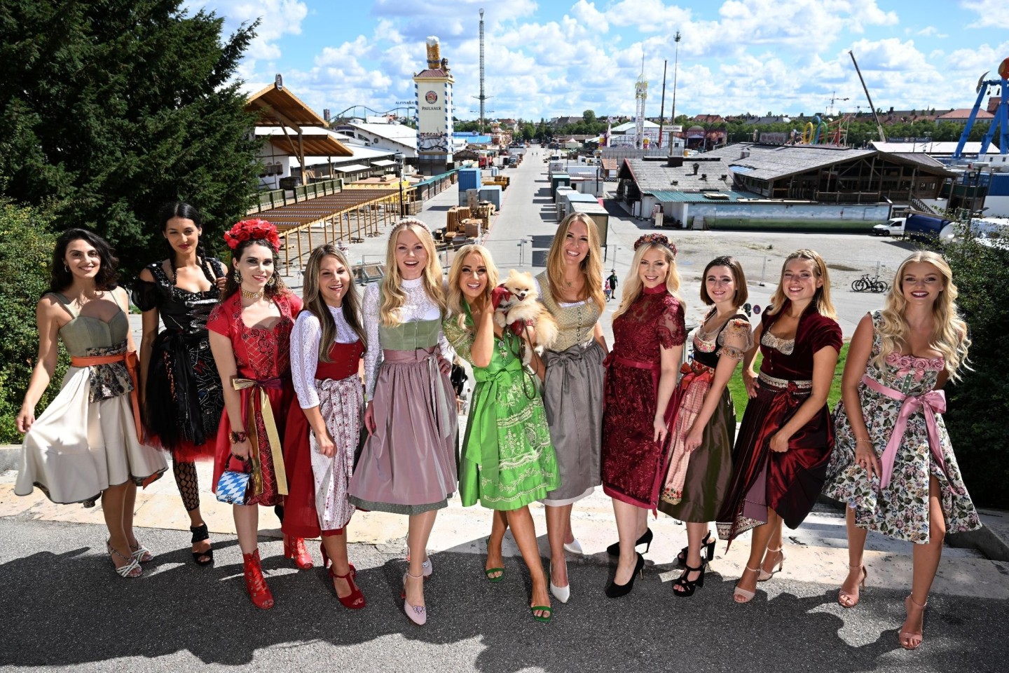 Models in Trachten beim Dirndlgipfel 2022 am Fuße der Bavaria an der Theresienwiese.