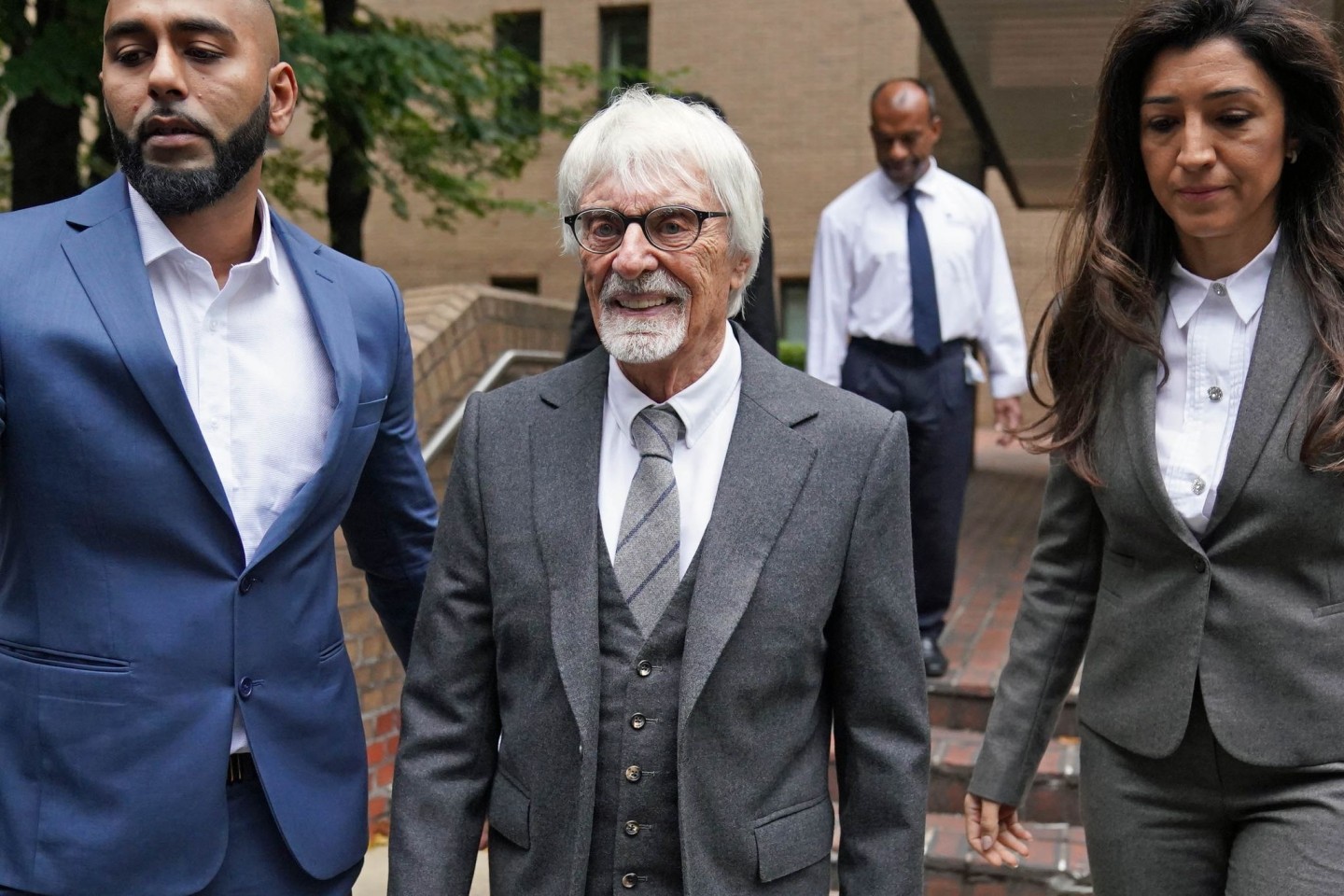 Bernie Ecclestone (m.) beim Verlassen das Southwark Crown Court in London. Sein Prozess beginnt in einem Jahr.