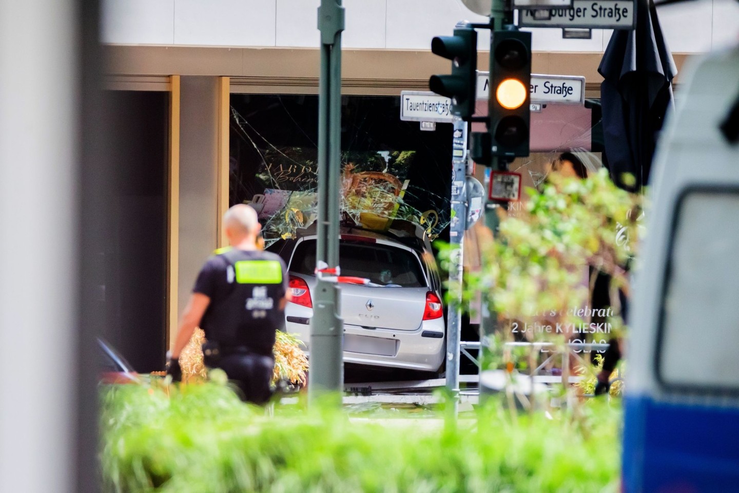 Das Auto des mutmaßlichen Täters steht im Schaufenster eines Geschäfts auf der Tauentzienstraße in Berlin, nachdem es in eine Gruppe von Menschen gefahren war.