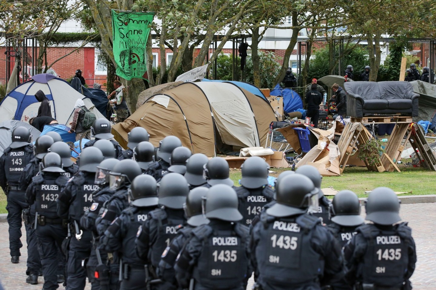 Behelmte Polizisten 2022 bei der freiwilligen Räumung des Punk-Protestcamps auf Sylt.