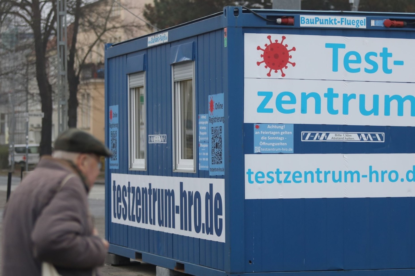 Blick auf eine Teststation am Rostocker Hauptbahnhof.