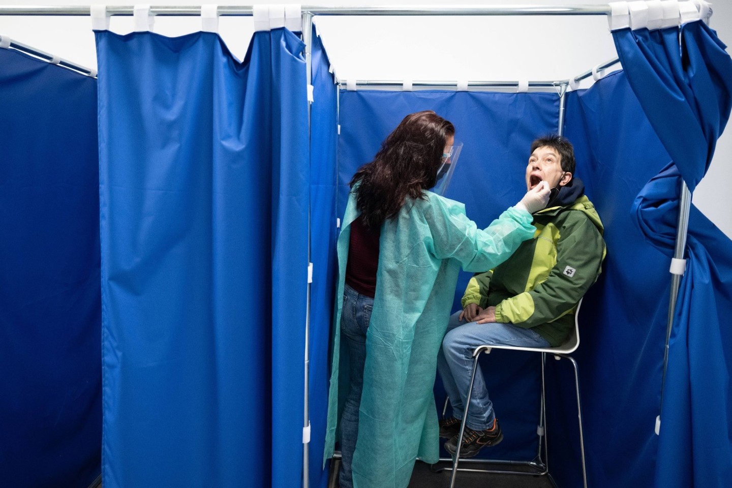 In Sachsen wird ein Corona-Schnelltest durchgeführt.