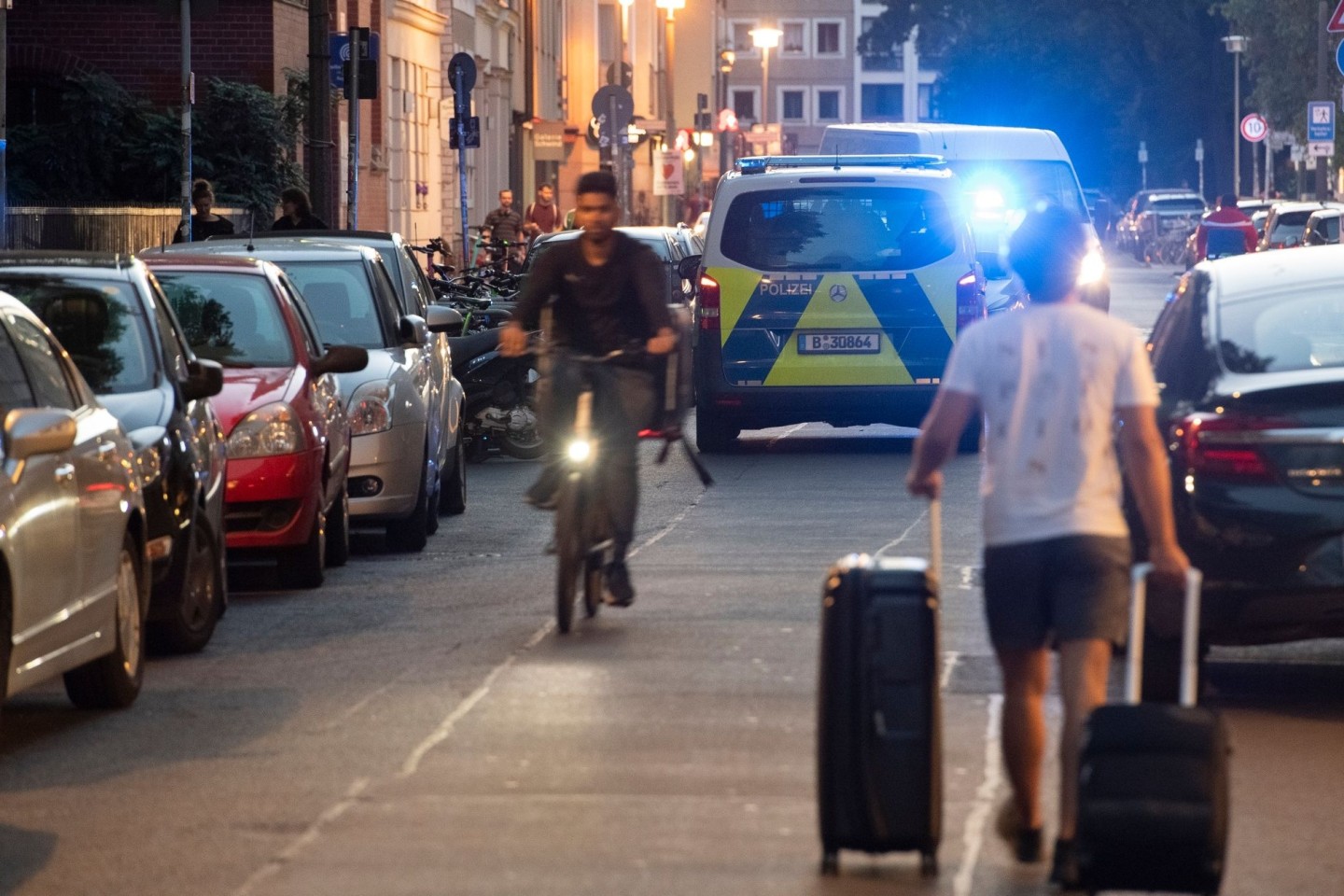 Einsatzfahrzeuge der Polizei stehen vor dem St.-Hedwig-Krankenhaus in Berlin-Mitte.