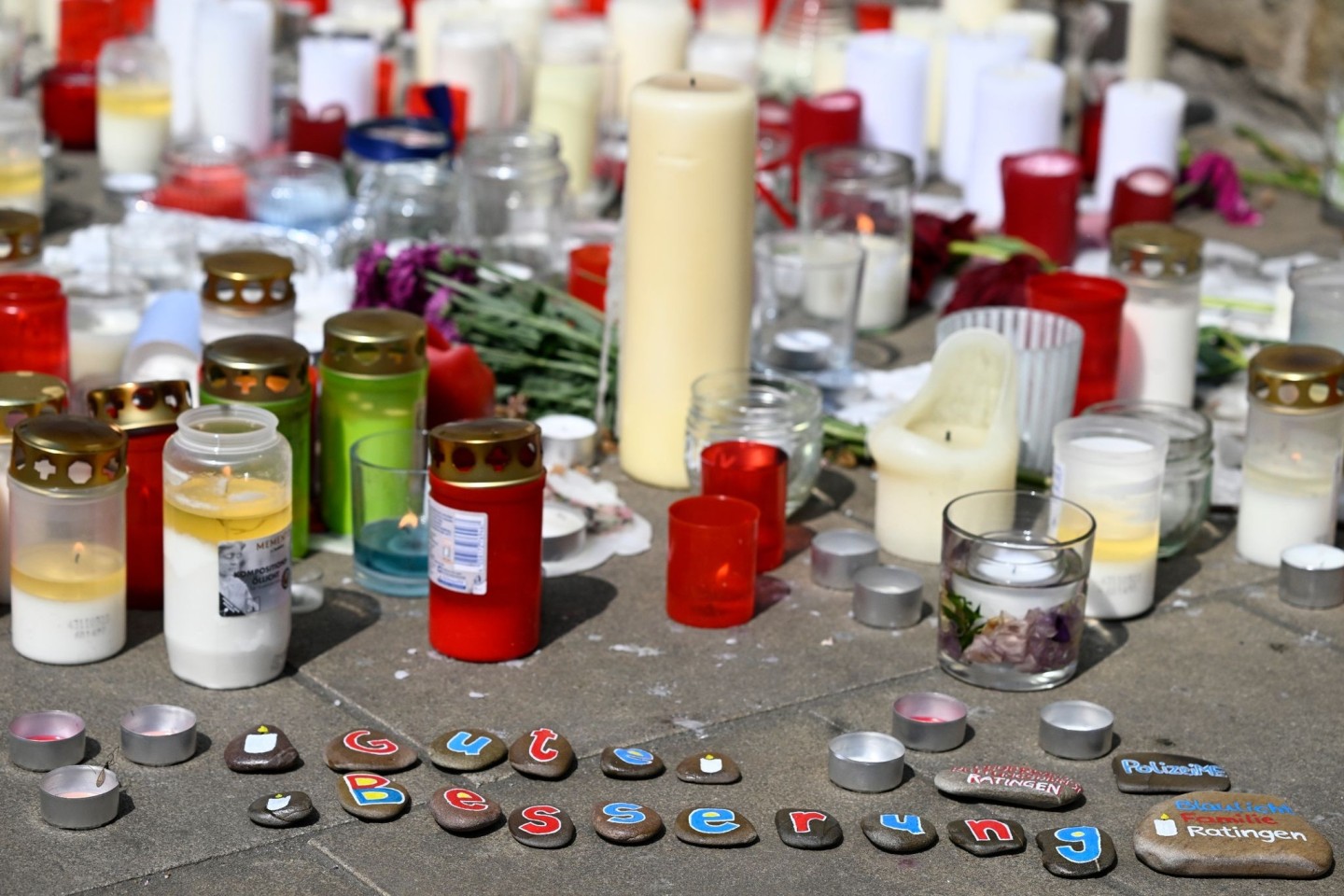 Auf dem Marktplatz vor der Kirche in Ratingen wird der Opfer gedacht.