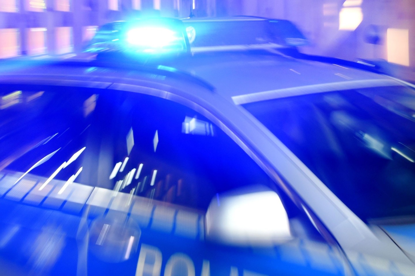 Ein Polizeifahrzeug im Einsatz.