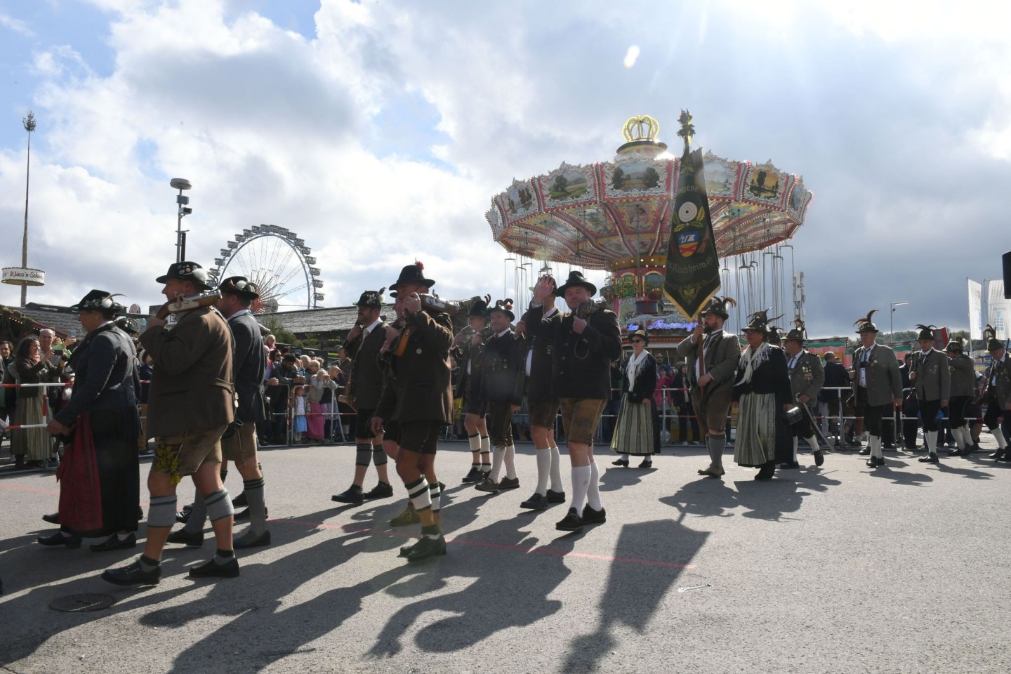 Böllerschützen verlassen den Platz unterhalb der Bavaria am letzten Tag des Oktoberfestes.