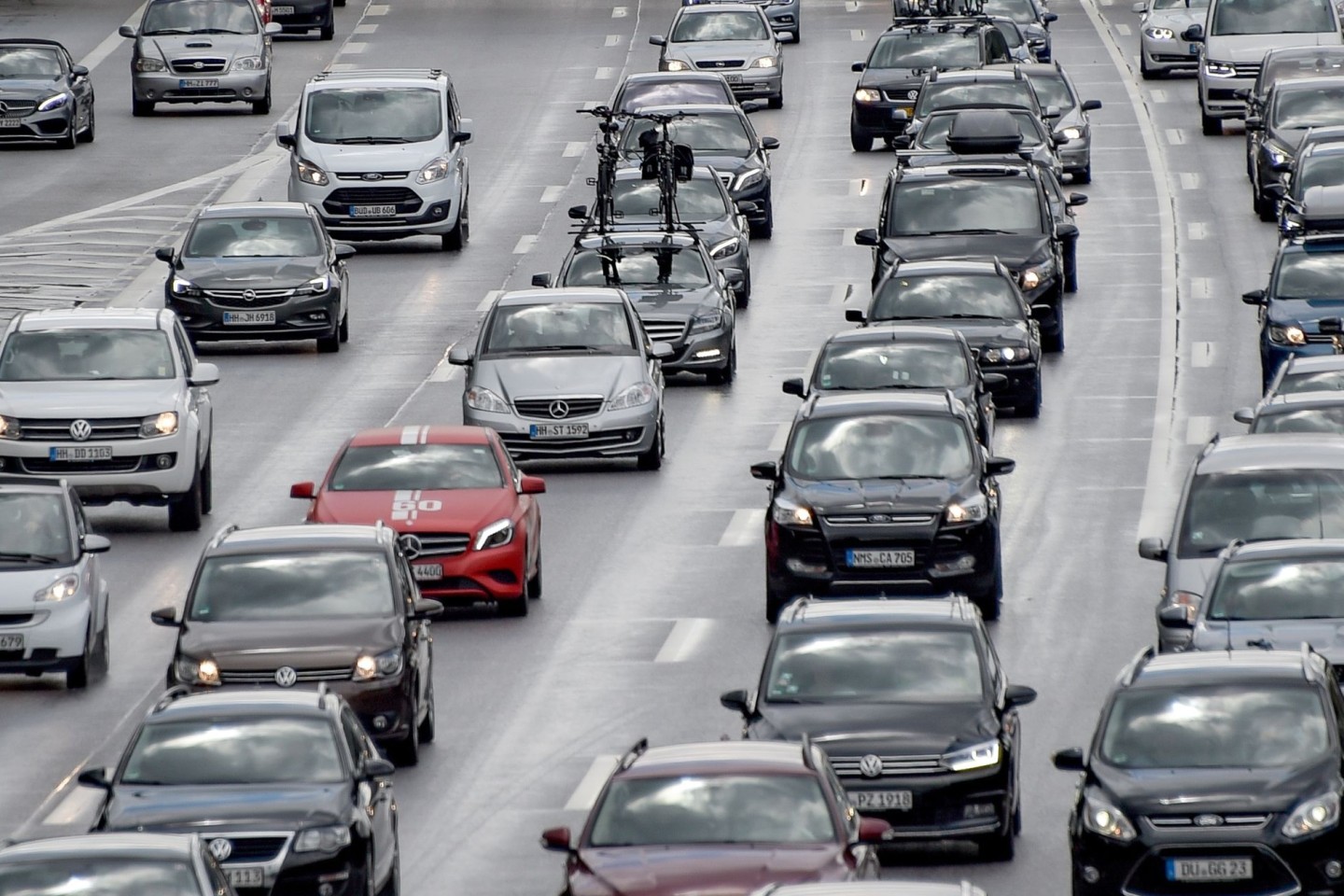 Ein langer Stau hat sich auf der Autobahn A7 hinter dem Elbtunnel gebildet. (Archivbild)