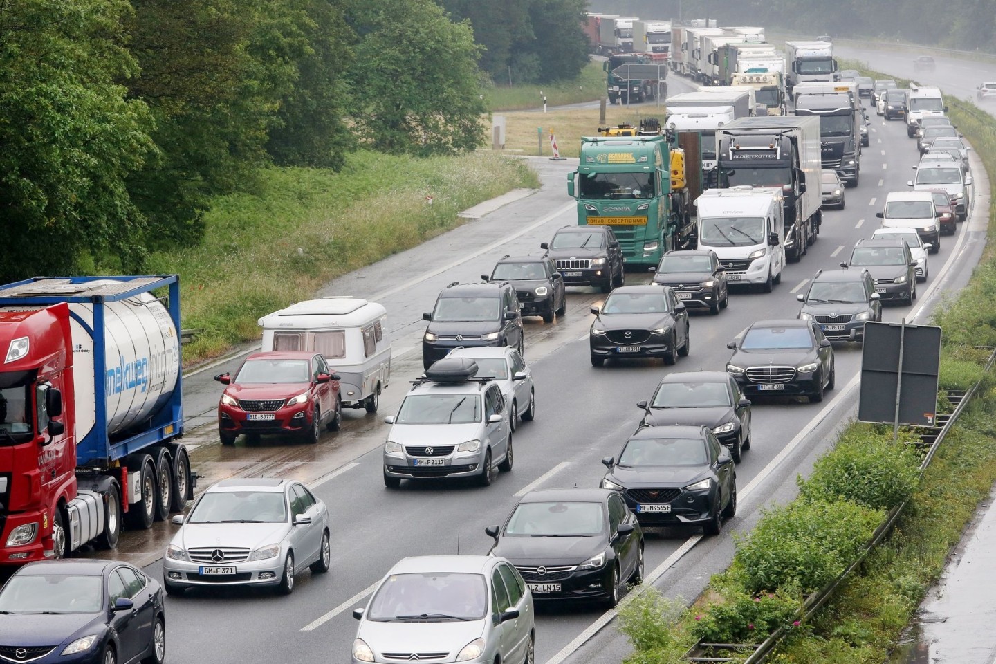 Autos stauen sich auf der A3 am Kreuz Kaiserberg. Vor dem langen Wochenende rund um Fronleichnam wird es wieder voll auf Nordrhein-Westfalens Autobahnen.