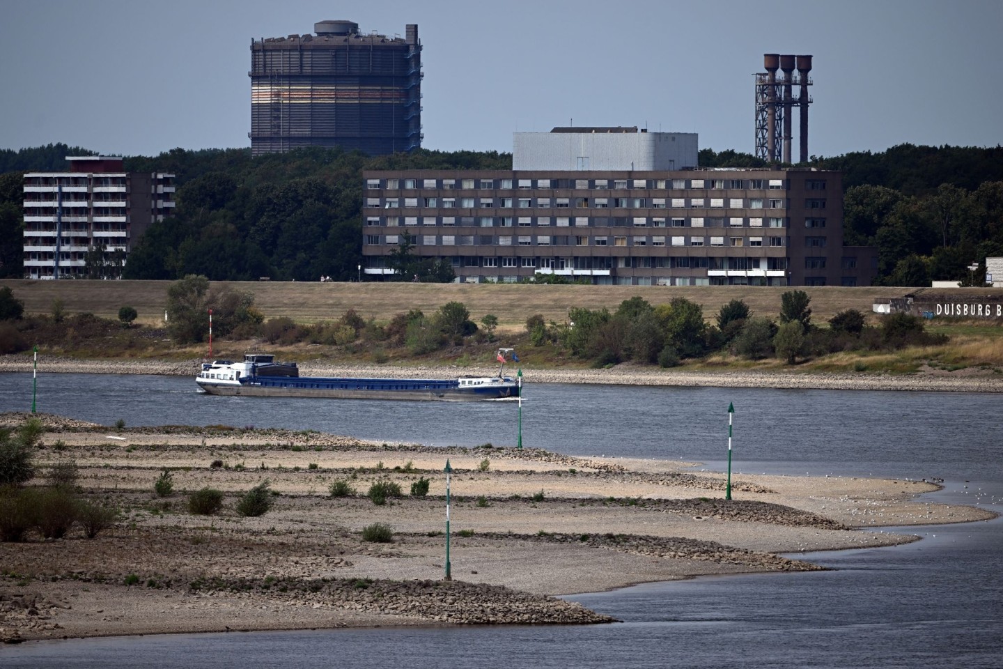 Ein Frachtschiff auf dem Rhein bei Duisburg.