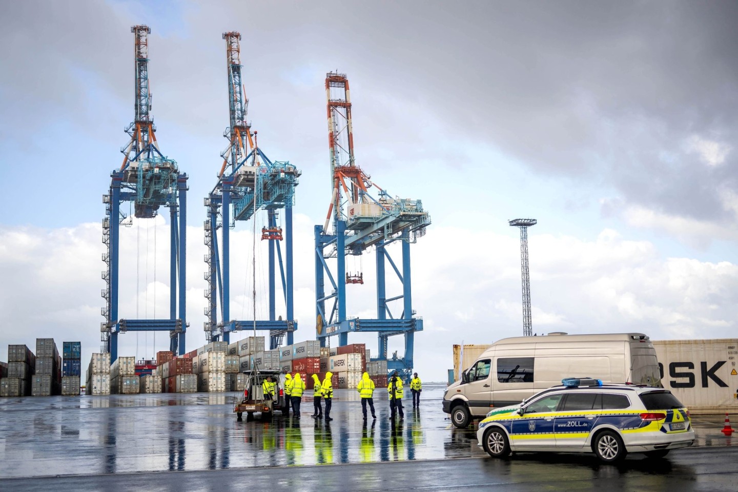 Der Zoll kontrolliert Container im Hafen von Bremerhaven.