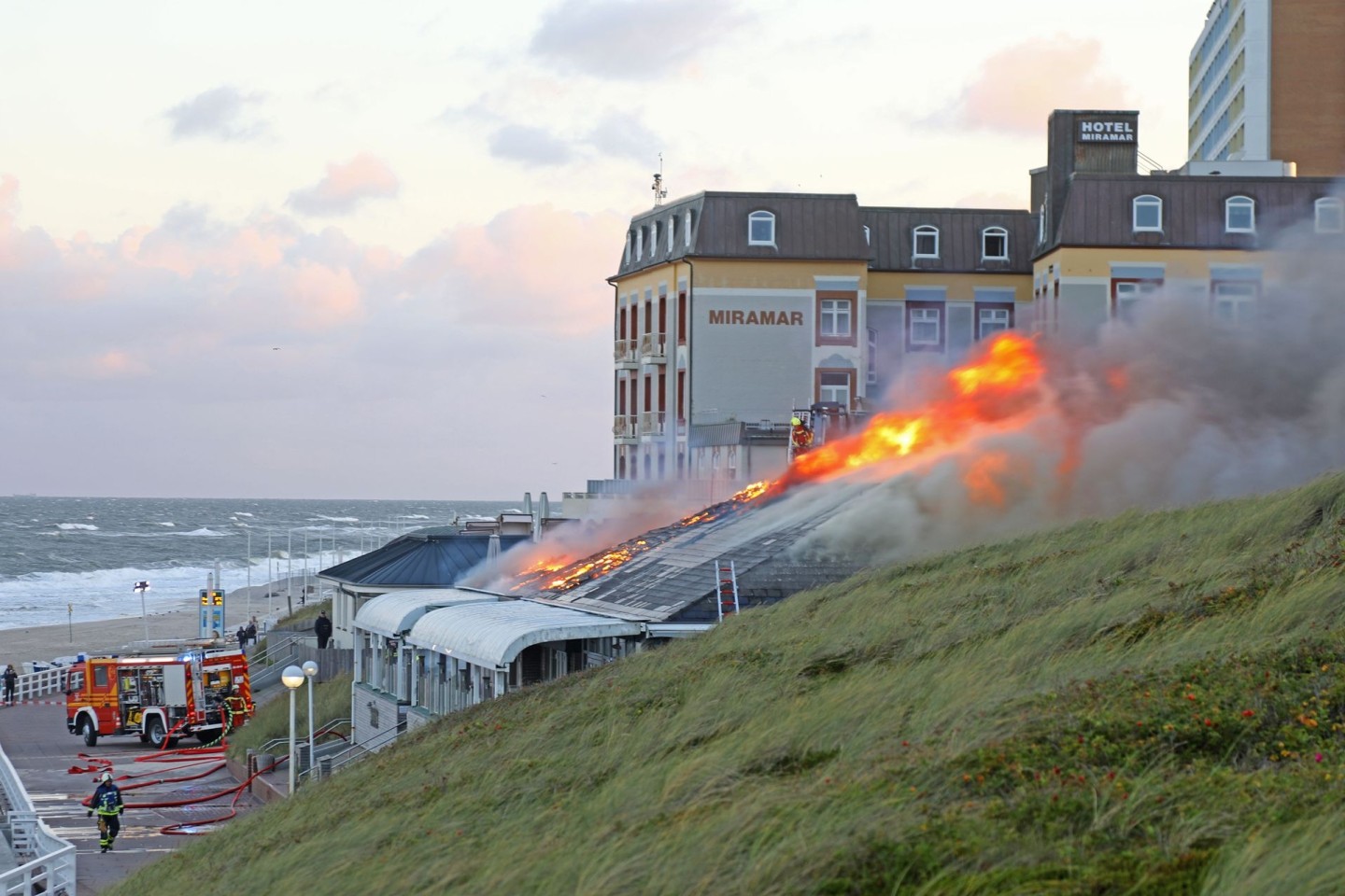 Rauch und Flammen: Feuerwehrleute im Einsatz bei der Brandbekämpfung.