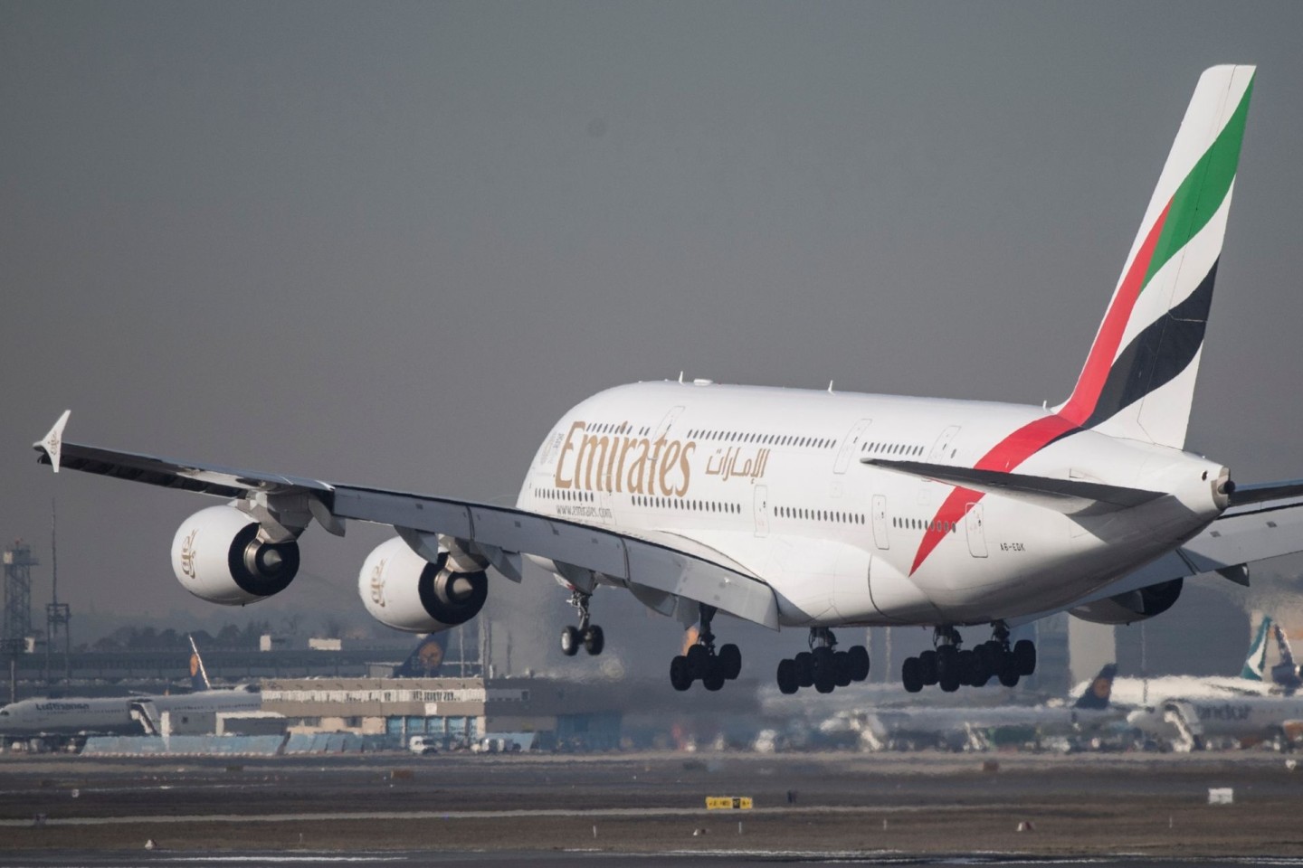 Ein Airbus A-380 von Emirates im Landeanflug auf den Frankfurter Flughafen.