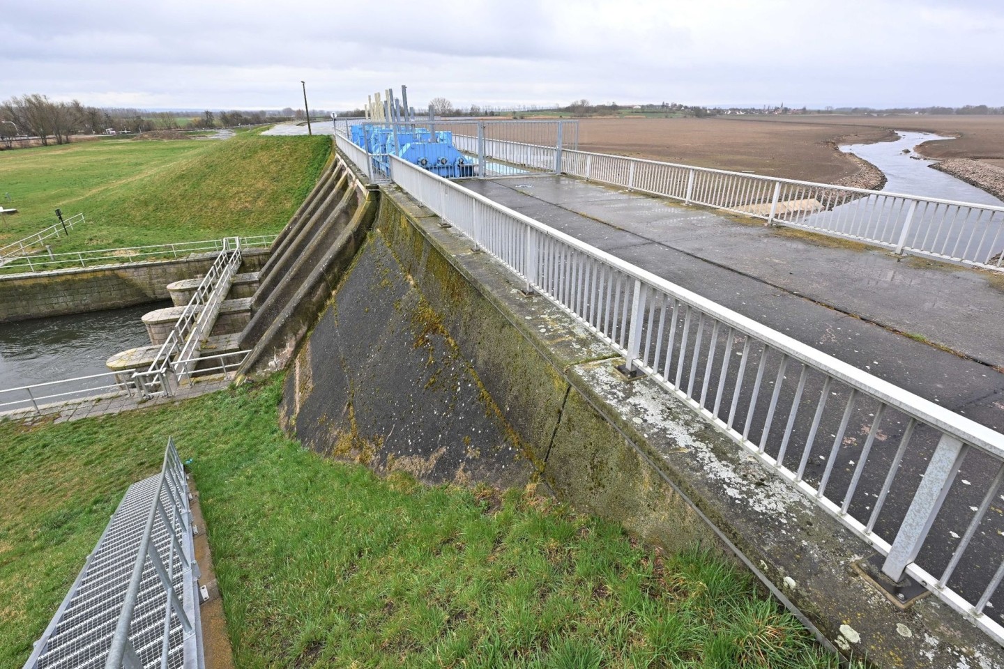 Das sogenannte Abschlussbauwerk des Hochwasserrückhaltebeckens Straußfurt.