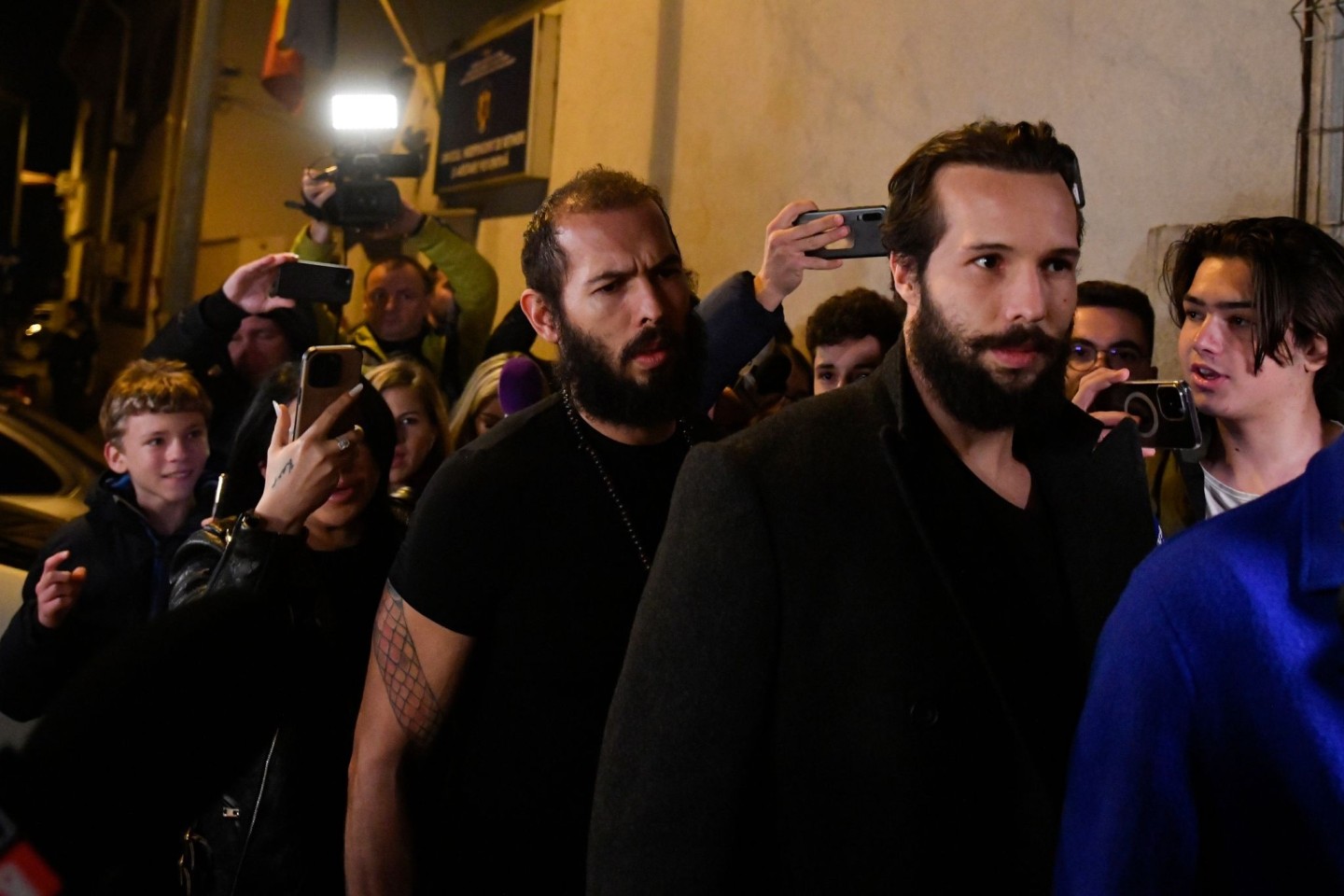 Der Influencer Andrew Tate (l) und sein Bruder Tristan wurden nach drei Monaten Untersuchungshaft in Bukarest aus dem Gefängnis entlassen.