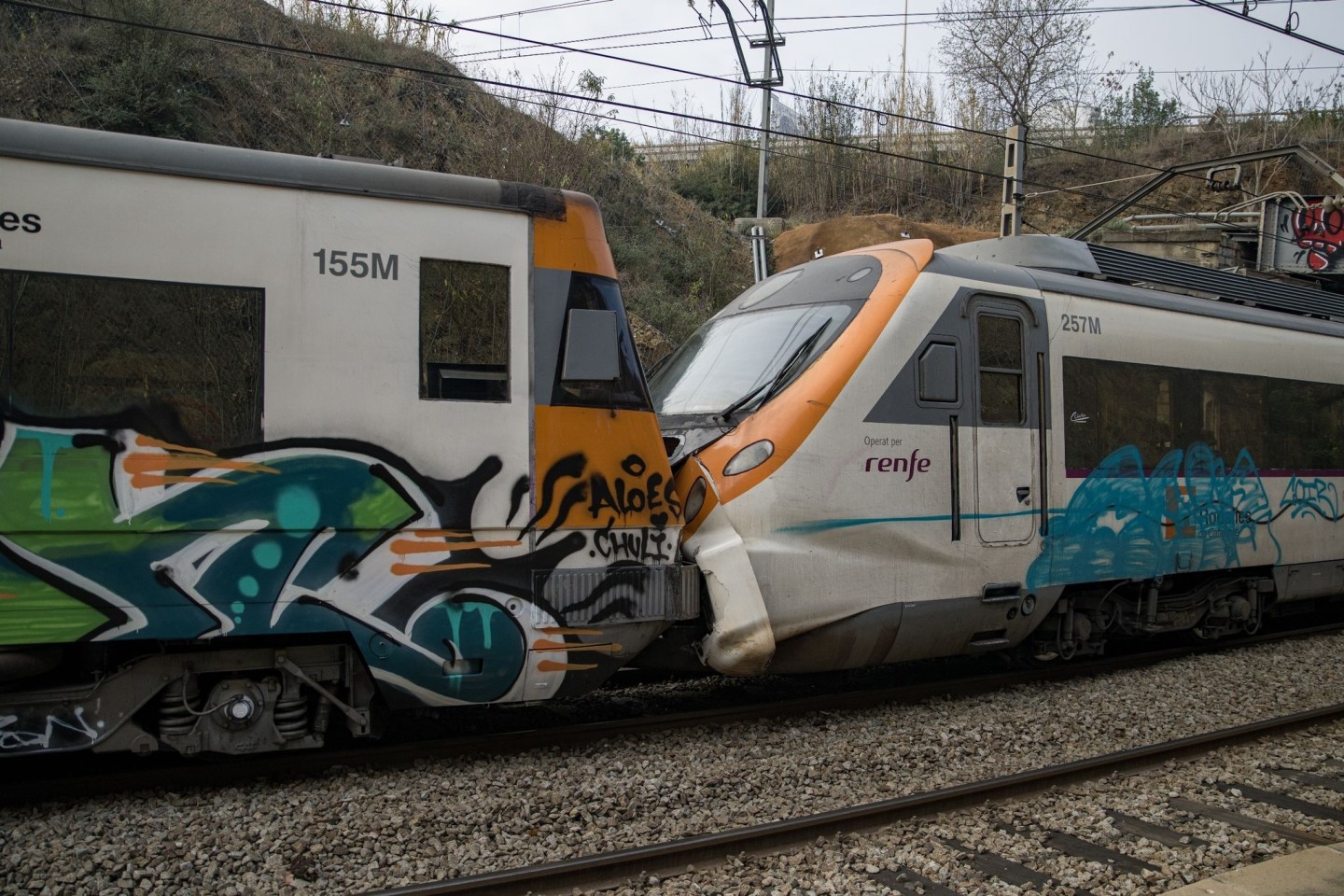 Zwei Züge im Bahnhof Montcada i Reixac: Beim Zusammenprall von zwei Vorortbahnen in Barcelona sind rund 150 Passagiere verletzt worden.