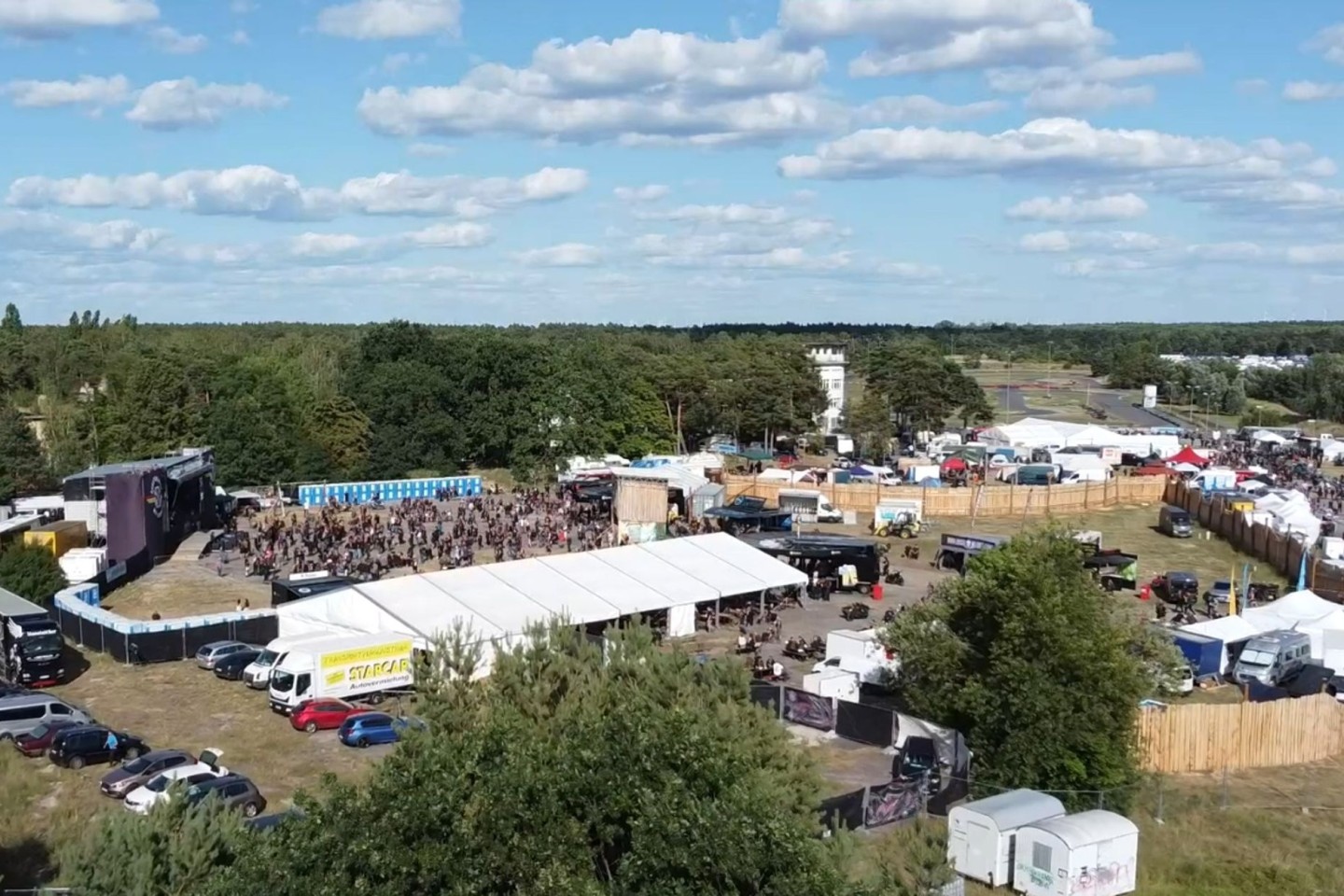 Tausende Biker sind zum Motorradtreffen auf dem früheren Militärflugplatz Altes Lager gekommen.