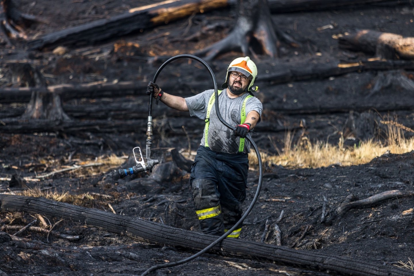 Ein Feuerwehrmann im Einsatz bei einem Waldbrand im Nationalpark Böhmische Schweiz.