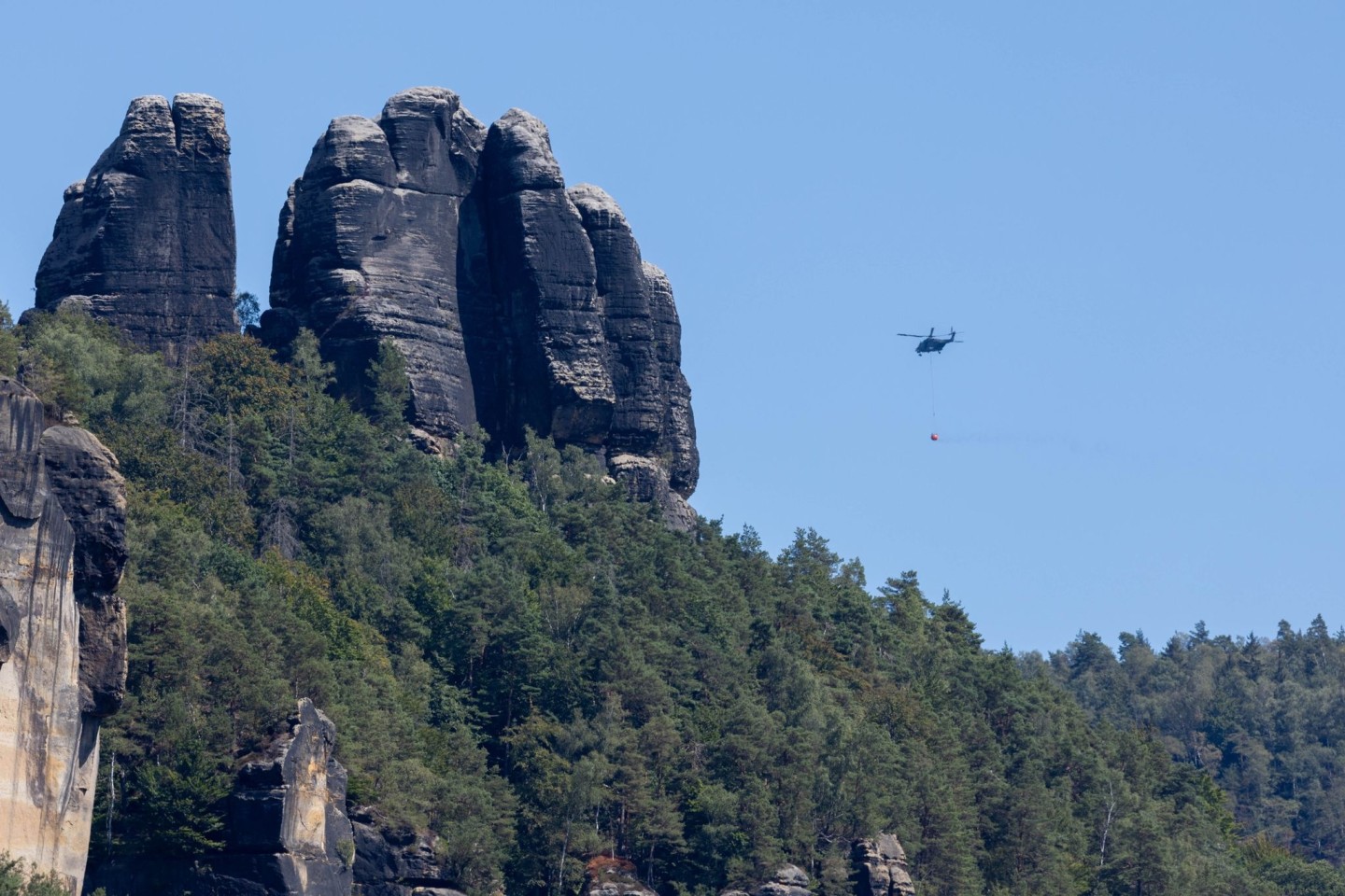 Bei der Waldbrandbekämpfung im Nationalpark kamen auch Löschhubschrauber der Bundeswehr zum Einsatz.