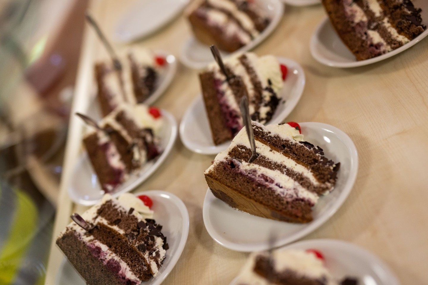 Zum Anbeißen: Einzelne Stücke der Schwarzwälder Kirschtorte liegen auf Tellern.