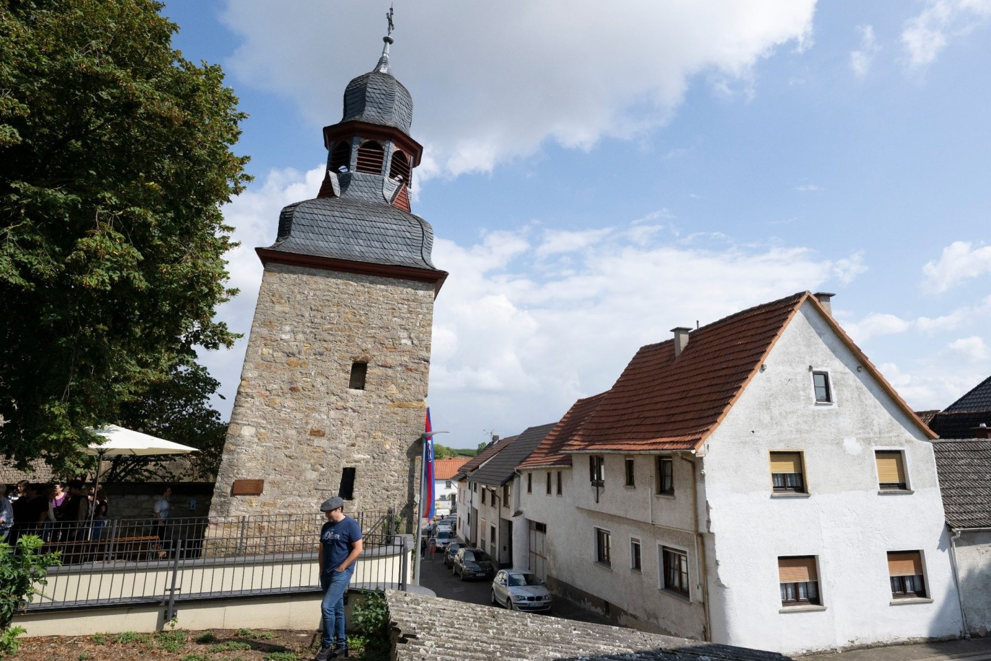 Durch die Neigung von 5,4277 Grad gilt der ehemalige Wehrturm der kleinen Gemeinde Gau-Weinheim in Rheinland-Pfalz nach Einschätzung des Rekord-Instituts als schiefster Turm der Welt.