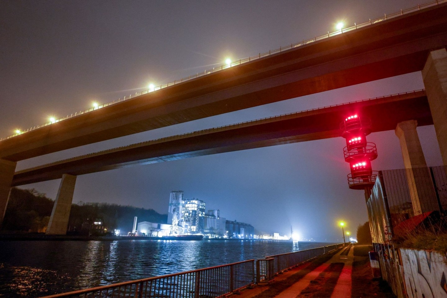 Rote Lichtzeichen signalsieren die Sperrung der Hochbrücke in Kiel-Holtenau.