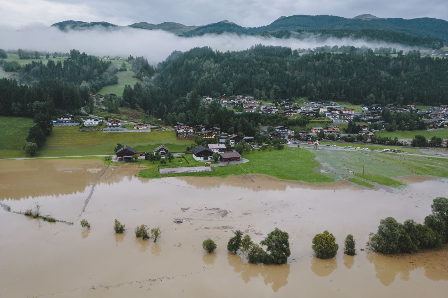 Starker Regen hat in Teilen Salzburgs in der Nacht zu Murenabgängen und Überflutungen gesorgt.