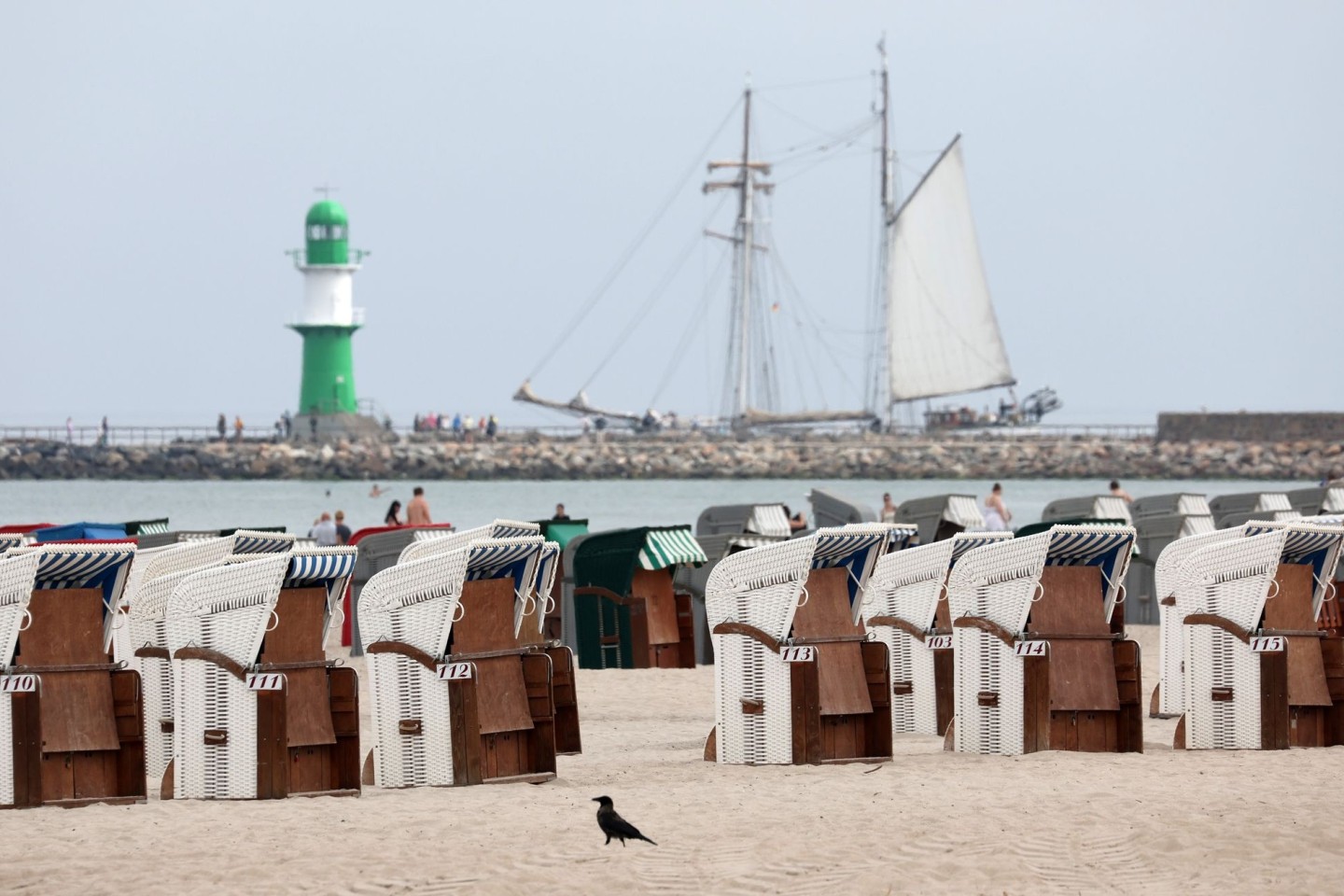 Die meisten Strandkörbe stehen leer, Wolken und angekündigter Regen sorgen für frühherbstliche Impressionen in Warnemünde an der Ostsee.