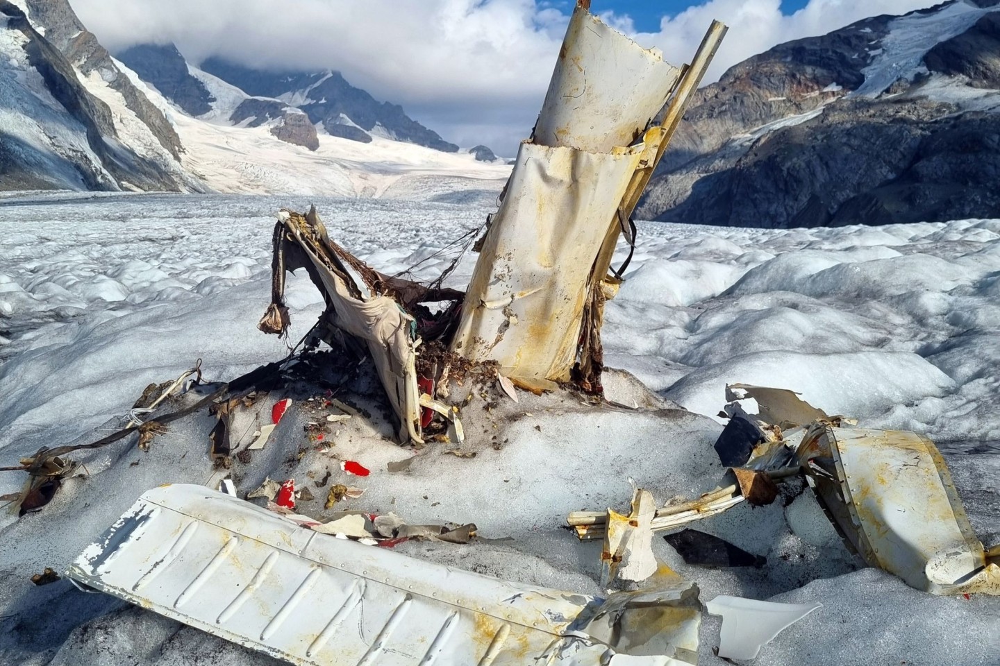 Die Trümmer eines 1968 abgestürzten Kleinflugzeugs liegen auf dem schmelzenden Aletschgletscher in den Walliser Alpen.