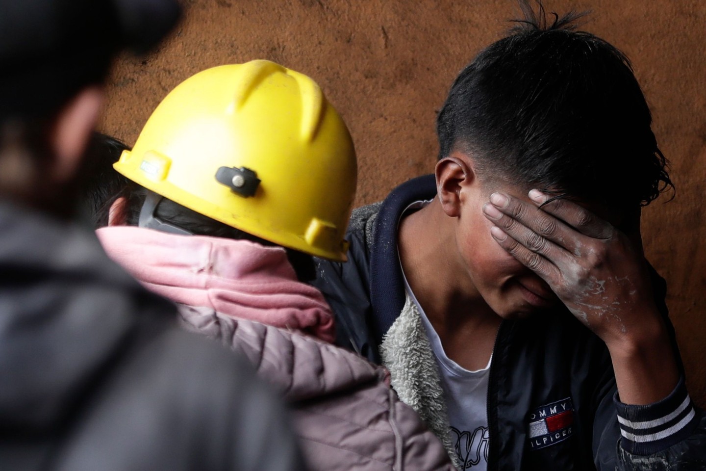 Ein Mann trauert vor der Kohlemine, die von einer Explosion betroffen war. Die Zahl der Toten nach der Explosion ist nach offiziellen Angaben weiter gestiegen.