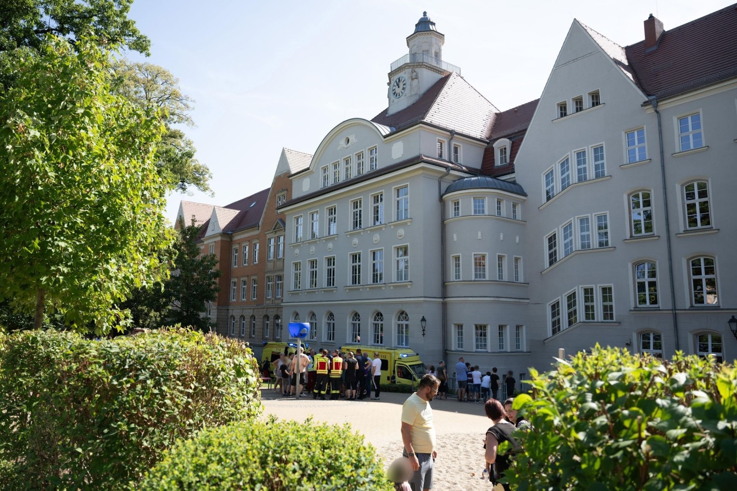 Einsatzkräfte der Feuerwehr auf dem Schulhof der Grund- und Oberschule.