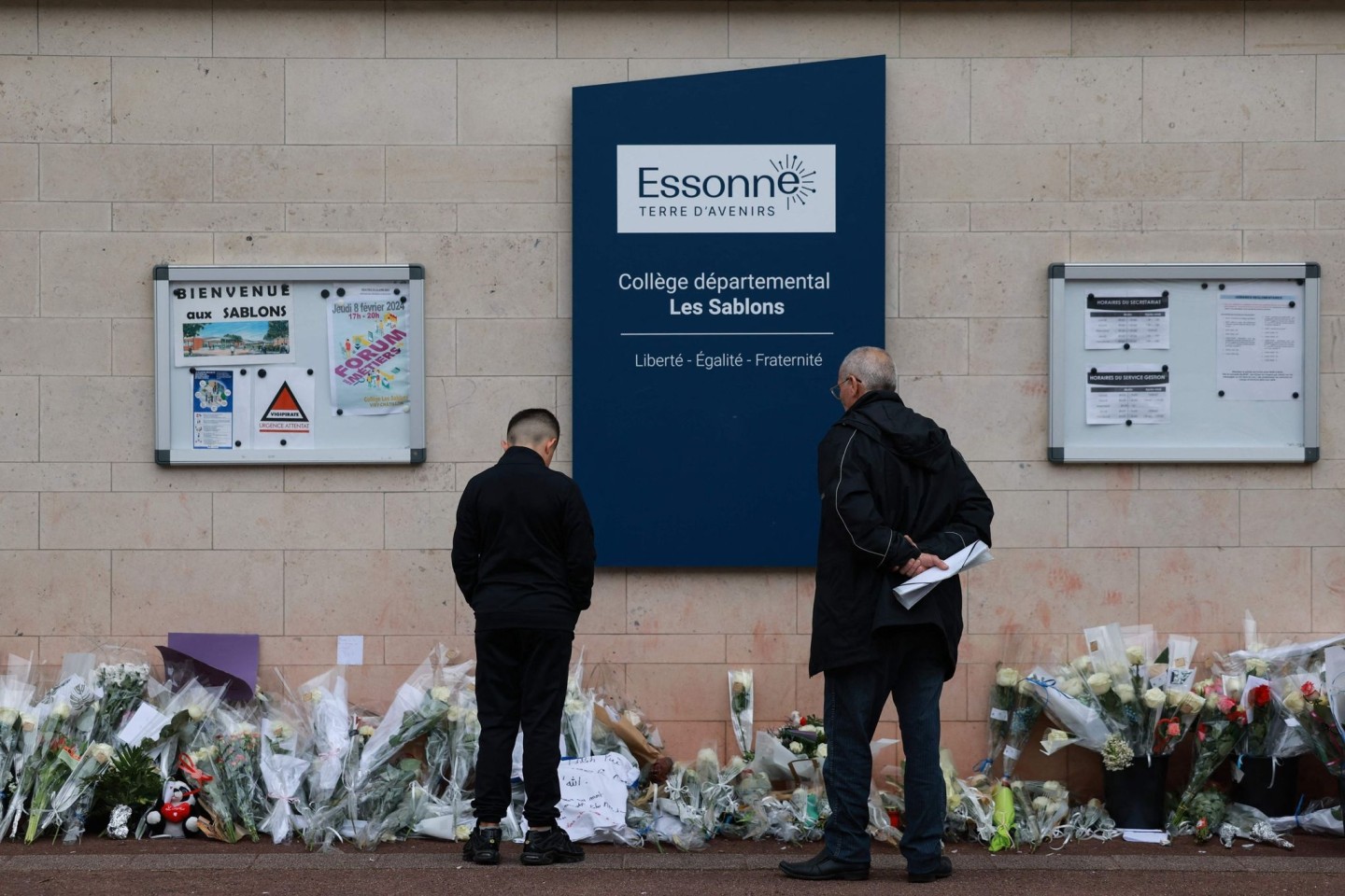 Blumen vor dem Eingang der Mittelschule Les Sablons in Viry-Chatillon nach dem gewaltsamen Tod eines 15-jährigen Schülers.