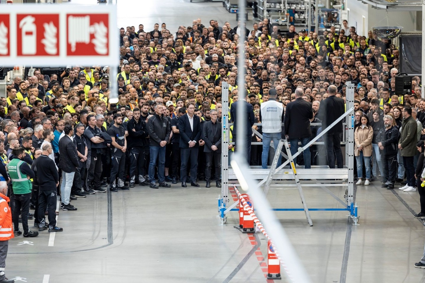 Auf dem Mercedes-Benz-Werksgelände in Sindelfingen findet eine Schweigeminute für die Opfer statt.