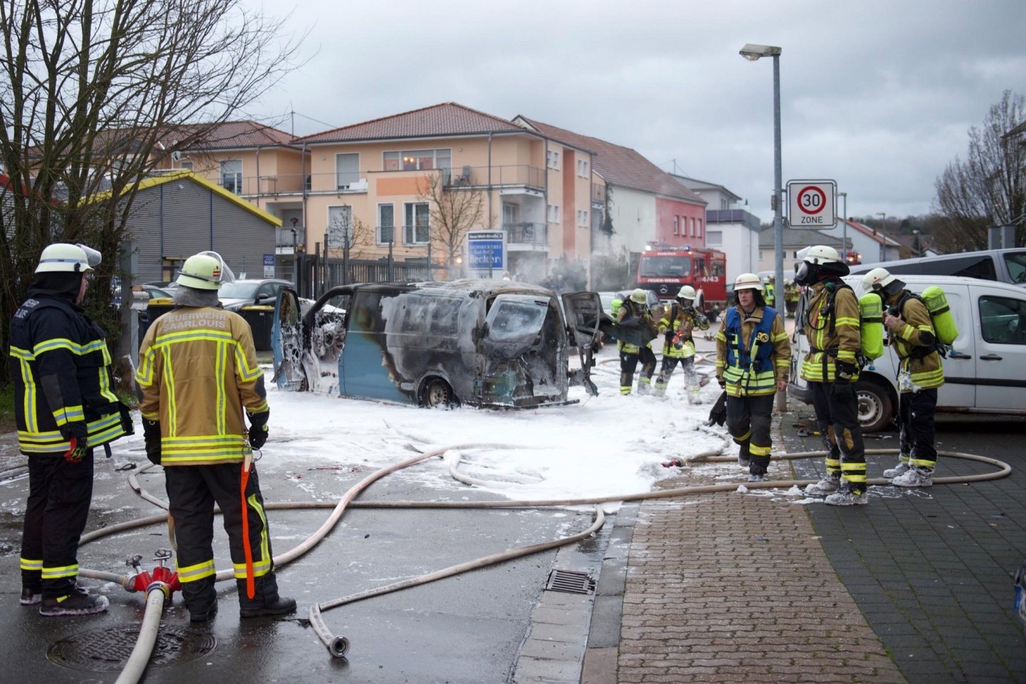 Einsatzkräfte am überfallenen Geldtransporter in Saarlouis.