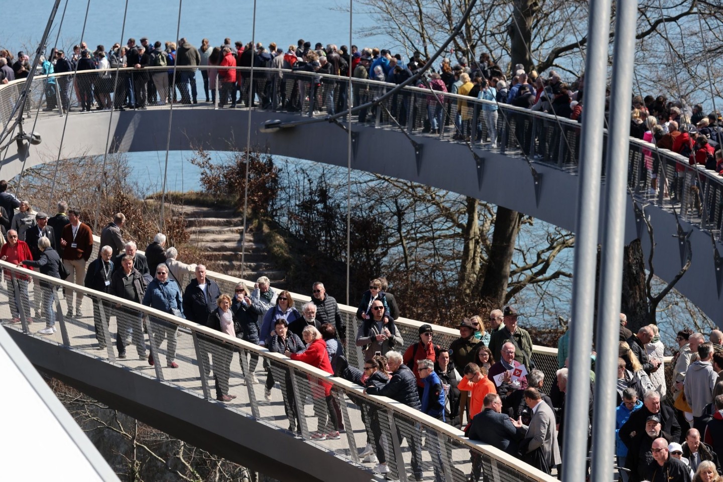 Mit einem Eröffnungsrundgang der Ehrengäste wird der Skywalk über den Kreidefelsen der Ostseeinsel Rügen freigegeben.